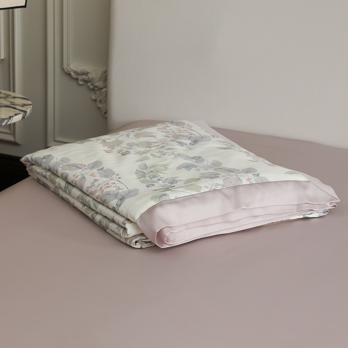 91家纺网 家纺一手货源 找家纺 久典家居 2026新款20%桑蚕丝+80%聚酯纤维宽边夏被四件套 英格丽