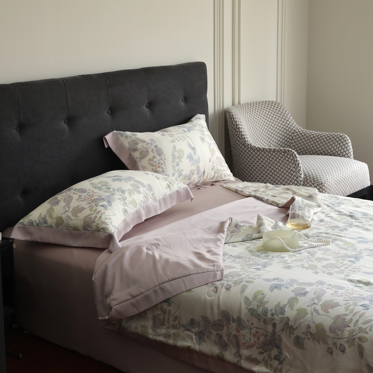 91家纺网 家纺一手货源 找家纺 久典家居 2026新款20%桑蚕丝+80%聚酯纤维宽边夏被四件套 英格丽