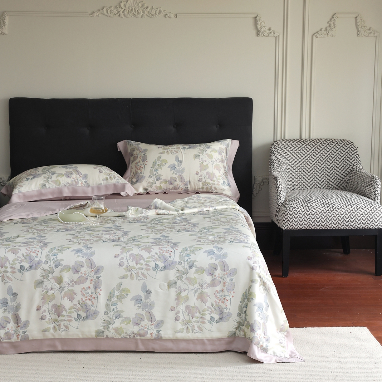 91家纺网 家纺一手货源 找家纺 久典家居 2026新款20%桑蚕丝+80%聚酯纤维宽边夏被四件套 英格丽