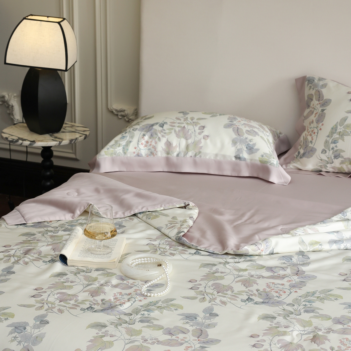 91家纺网 家纺一手货源 找家纺 久典家居 2026新款20%桑蚕丝+80%聚酯纤维宽边夏被四件套 英格丽