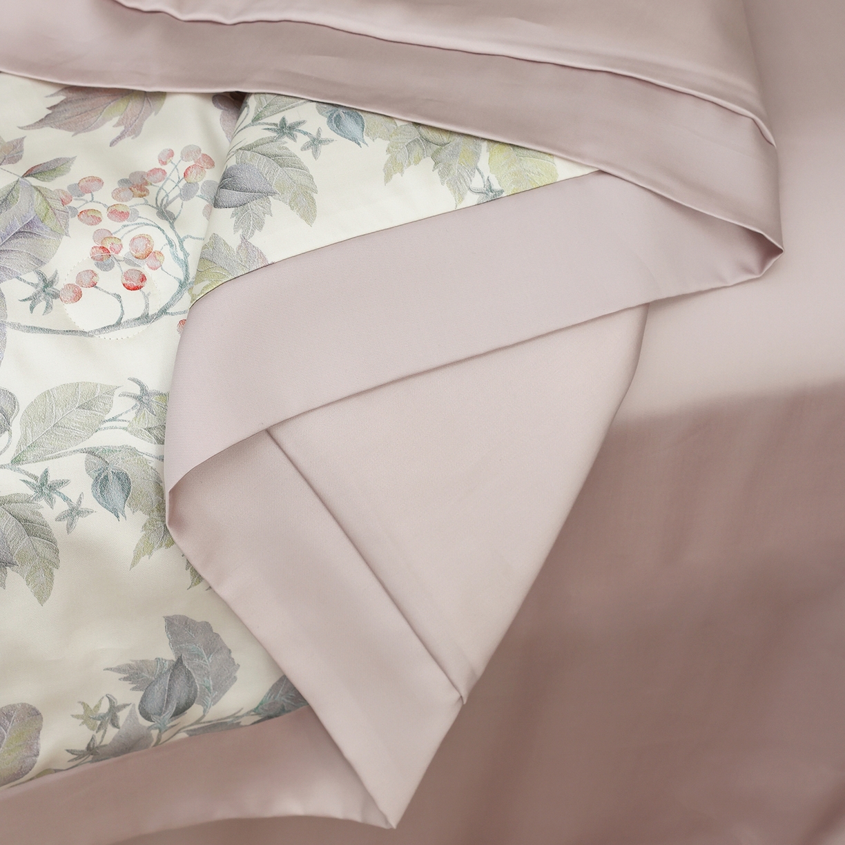 91家纺网 家纺一手货源 找家纺 久典家居 2026新款20%桑蚕丝+80%聚酯纤维宽边夏被四件套 英格丽