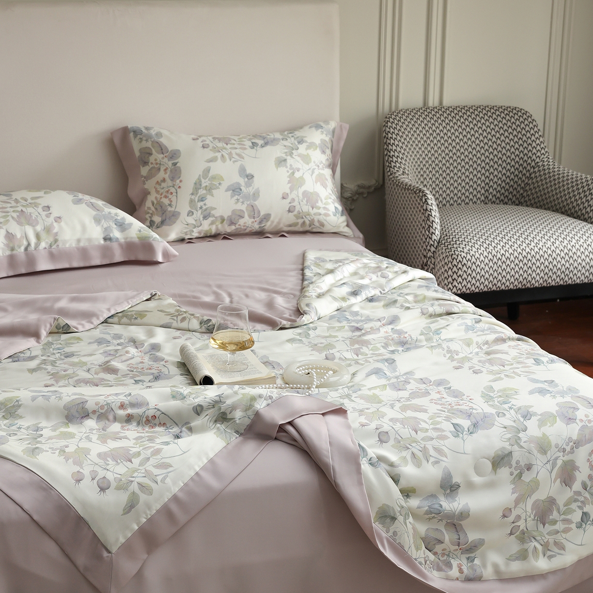 91家纺网 家纺一手货源 找家纺 久典家居 2026新款20%桑蚕丝+80%聚酯纤维宽边夏被四件套 英格丽