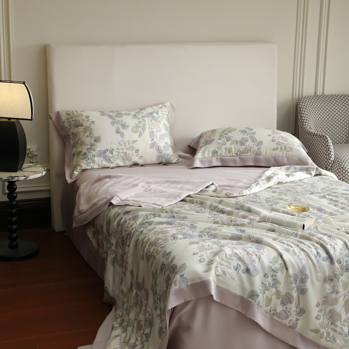 91家纺网 家纺一手货源 找家纺 久典家居 2026新款20%桑蚕丝+80%聚酯纤维宽边夏被四件套 英格丽