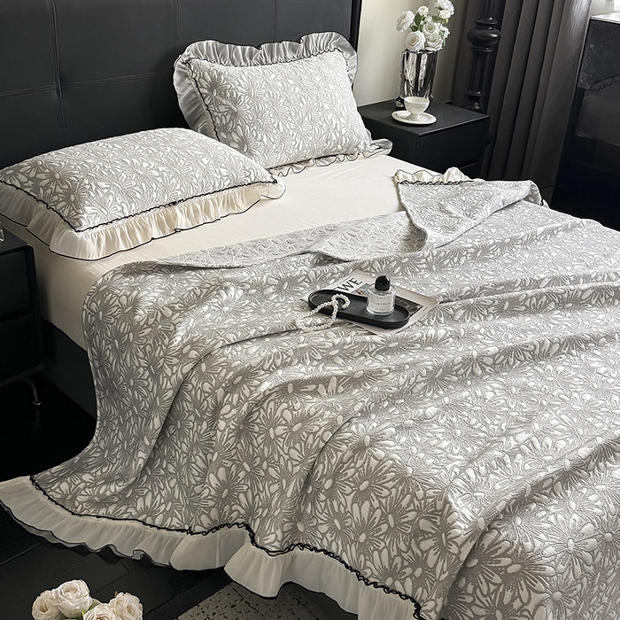 91家纺网 家纺一手货源 找家纺 卡罗兰 2026新款床盖凉席凉感豆豆凉席花边床盖冰豆豆凉席单件三件套-繁花系列 繁花-浅灰