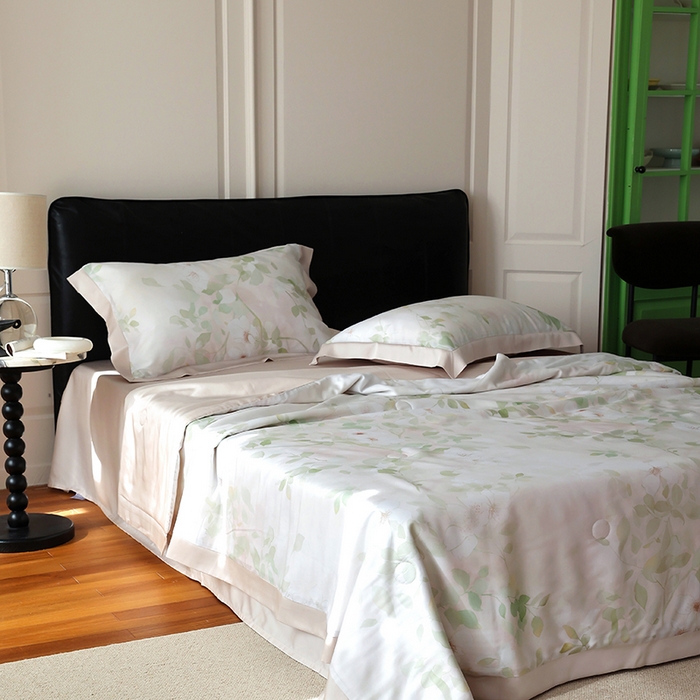 91家纺网 家纺一手货源 找家纺 久典家居 2026新款20%桑蚕丝+80%聚酯纤维宽边夏被四件套 樱落