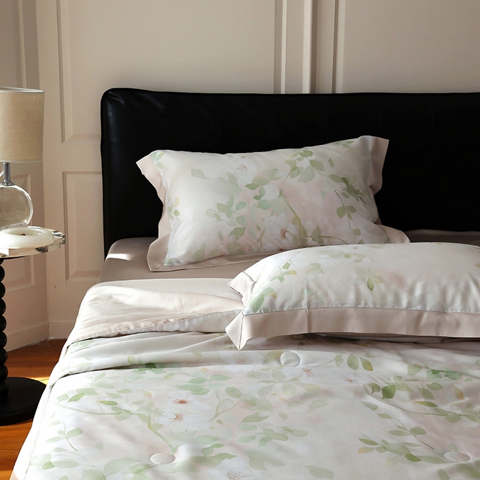 91家纺网 家纺一手货源 找家纺 久典家居 2026新款20%桑蚕丝+80%聚酯纤维宽边夏被四件套 樱落