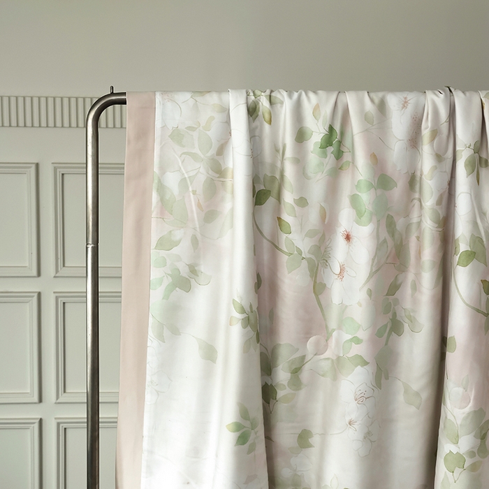 91家纺网 家纺一手货源 找家纺 久典家居 2026新款20%桑蚕丝+80%聚酯纤维宽边夏被四件套 樱落