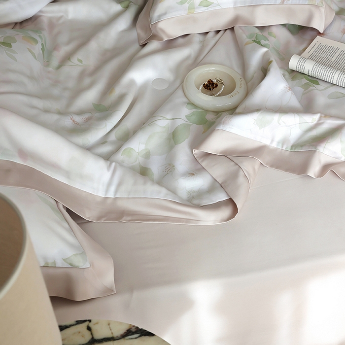 91家纺网 家纺一手货源 找家纺 久典家居 2026新款20%桑蚕丝+80%聚酯纤维宽边夏被四件套 樱落