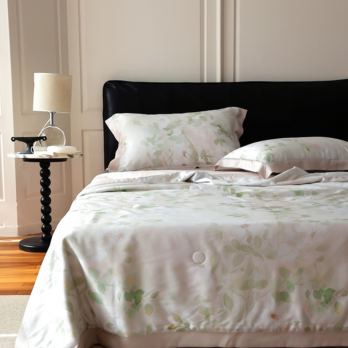 91家纺网 家纺一手货源 找家纺 久典家居 2026新款20%桑蚕丝+80%聚酯纤维宽边夏被四件套 樱落