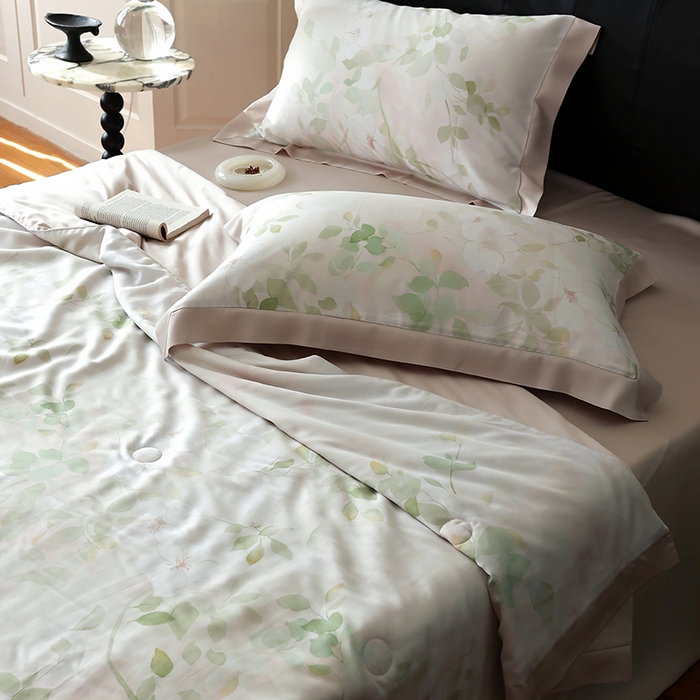 91家纺网 家纺一手货源 找家纺 久典家居 2026新款20%桑蚕丝+80%聚酯纤维宽边夏被四件套 樱落