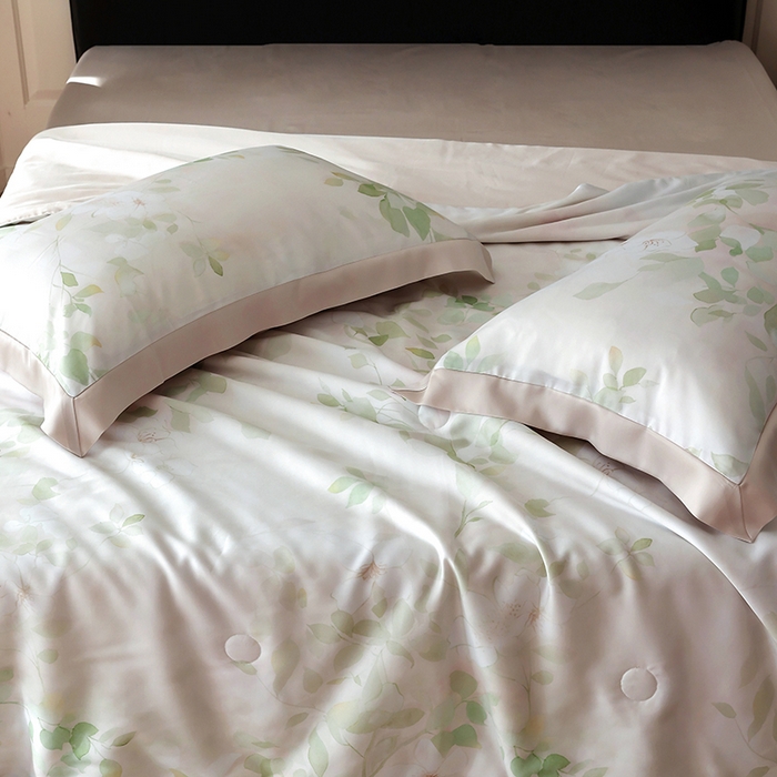 91家纺网 家纺一手货源 找家纺 久典家居 2026新款20%桑蚕丝+80%聚酯纤维宽边夏被四件套 樱落