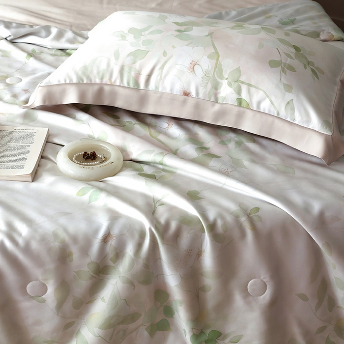 91家纺网 家纺一手货源 找家纺 久典家居 2026新款20%桑蚕丝+80%聚酯纤维宽边夏被四件套 樱落