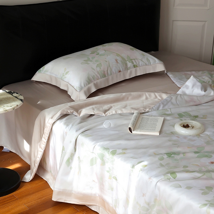 91家纺网 家纺一手货源 找家纺 久典家居 2026新款20%桑蚕丝+80%聚酯纤维宽边夏被四件套 樱落