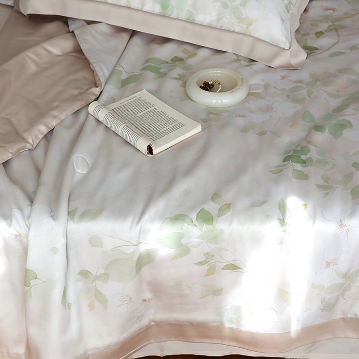 91家纺网 家纺一手货源 找家纺 久典家居 2026新款20%桑蚕丝+80%聚酯纤维宽边夏被四件套 樱落