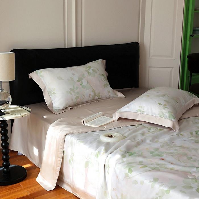 91家纺网 家纺一手货源 找家纺 久典家居 2026新款20%桑蚕丝+80%聚酯纤维宽边夏被四件套 樱落