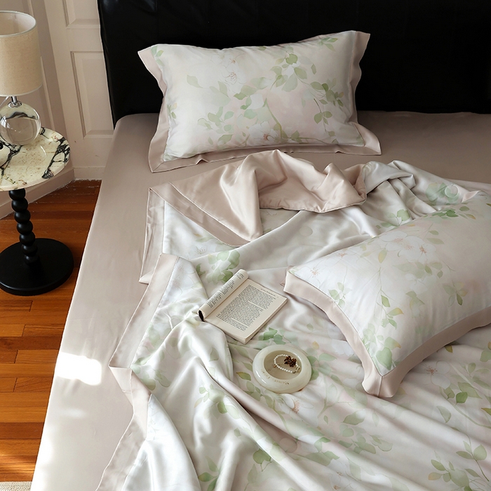 91家纺网 家纺一手货源 找家纺 久典家居 2026新款20%桑蚕丝+80%聚酯纤维宽边夏被四件套 樱落