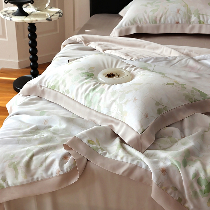 91家纺网 家纺一手货源 找家纺 久典家居 2026新款20%桑蚕丝+80%聚酯纤维宽边夏被四件套 樱落