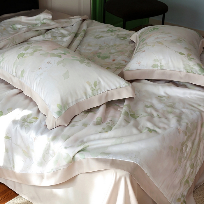 91家纺网 家纺一手货源 找家纺 久典家居 2026新款20%桑蚕丝+80%聚酯纤维宽边夏被四件套 樱落