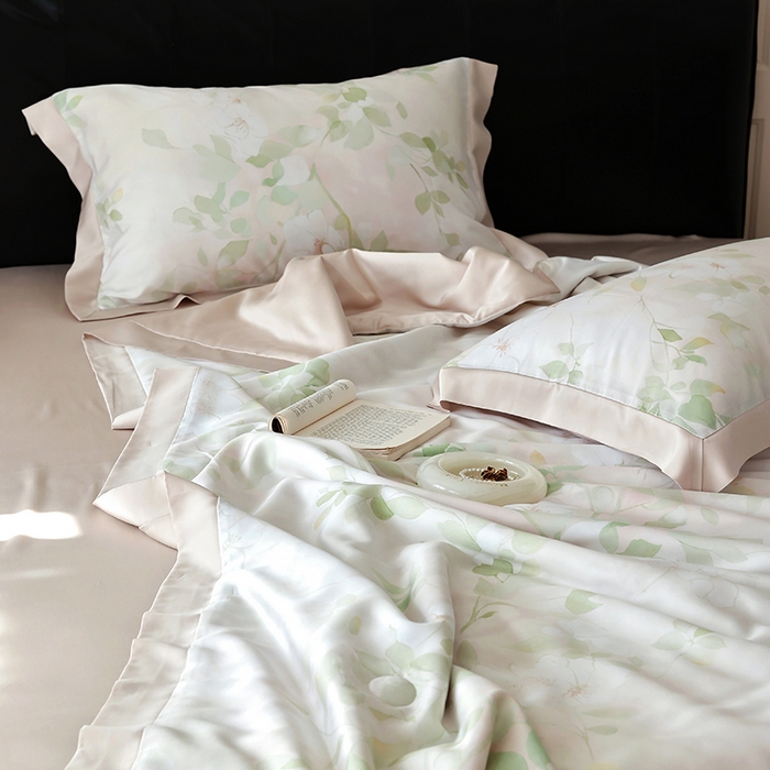 91家纺网 家纺一手货源 找家纺 久典家居 2026新款20%桑蚕丝+80%聚酯纤维宽边夏被四件套 樱落