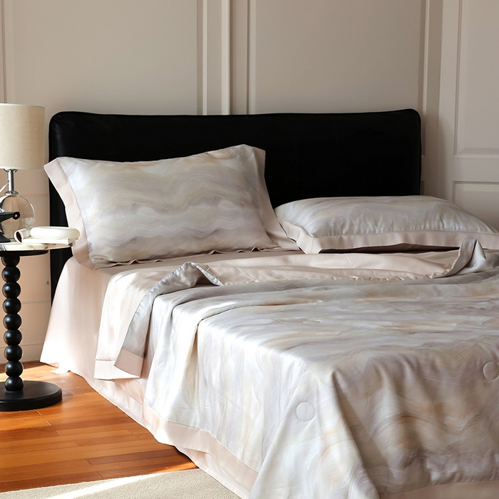 91家纺网 家纺一手货源 找家纺 久典家居 2026新款20%桑蚕丝+80%聚酯纤维宽边夏被四件套 云梦泽