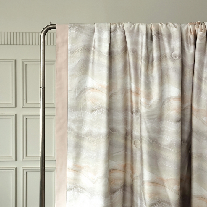 91家纺网 家纺一手货源 找家纺 久典家居 2026新款20%桑蚕丝+80%聚酯纤维宽边夏被四件套 云梦泽