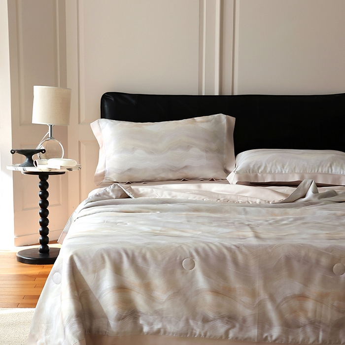 91家纺网 家纺一手货源 找家纺 久典家居 2026新款20%桑蚕丝+80%聚酯纤维宽边夏被四件套 云梦泽