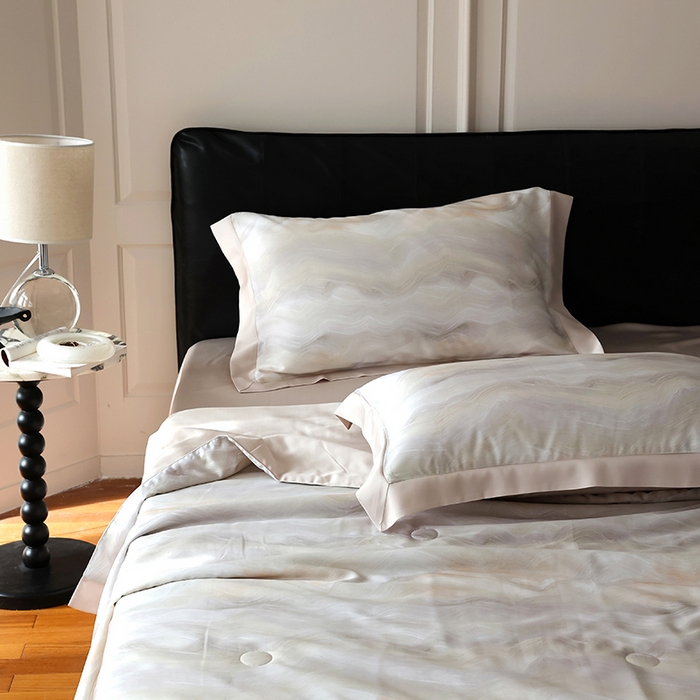 91家纺网 家纺一手货源 找家纺 久典家居 2026新款20%桑蚕丝+80%聚酯纤维宽边夏被四件套 云梦泽