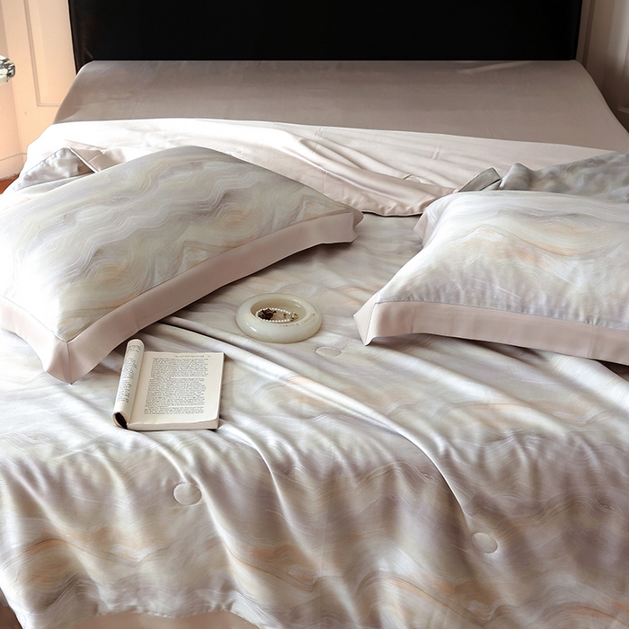 91家纺网 家纺一手货源 找家纺 久典家居 2026新款20%桑蚕丝+80%聚酯纤维宽边夏被四件套 云梦泽