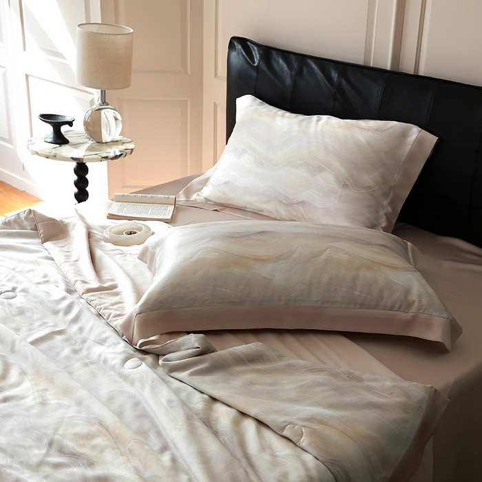 91家纺网 家纺一手货源 找家纺 久典家居 2026新款20%桑蚕丝+80%聚酯纤维宽边夏被四件套 云梦泽