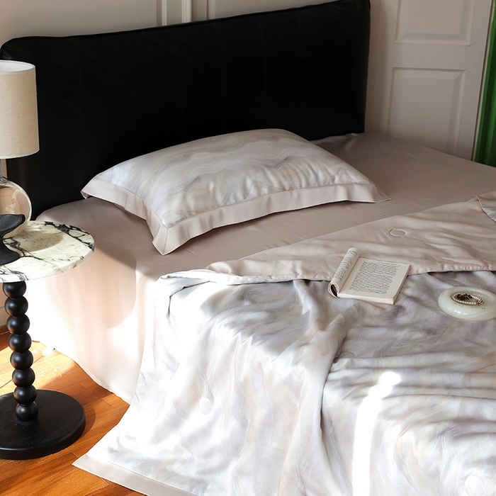 91家纺网 家纺一手货源 找家纺 久典家居 2026新款20%桑蚕丝+80%聚酯纤维宽边夏被四件套 云梦泽