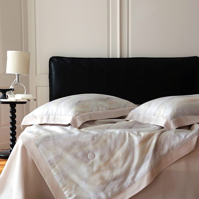 91家纺网 家纺一手货源 找家纺 久典家居 2026新款20%桑蚕丝+80%聚酯纤维宽边夏被四件套 云梦泽