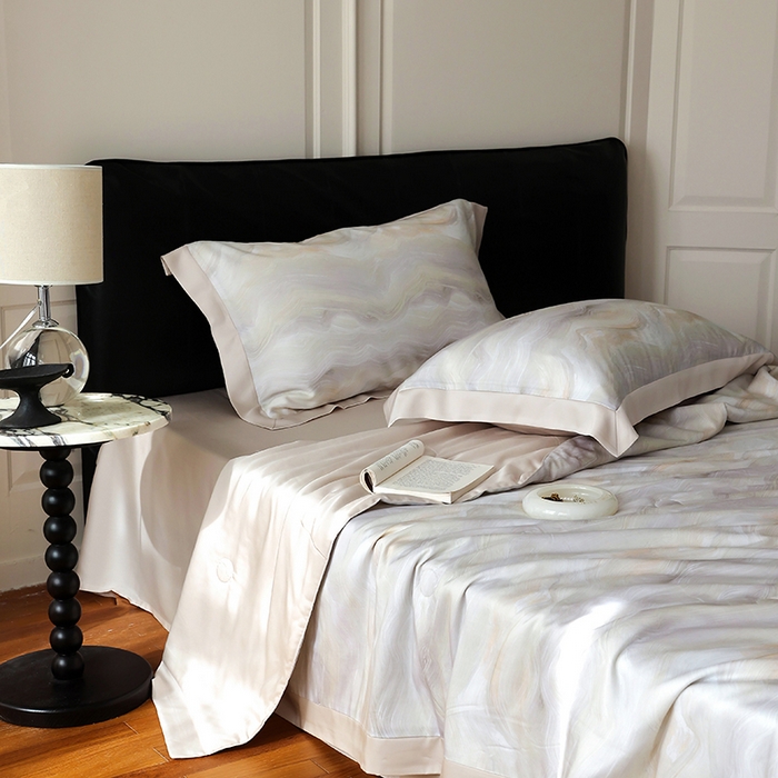 91家纺网 家纺一手货源 找家纺 久典家居 2026新款20%桑蚕丝+80%聚酯纤维宽边夏被四件套 云梦泽