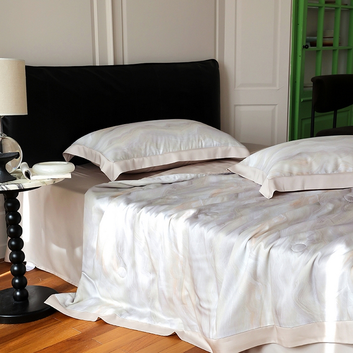 91家纺网 家纺一手货源 找家纺 久典家居 2026新款20%桑蚕丝+80%聚酯纤维宽边夏被四件套 云梦泽