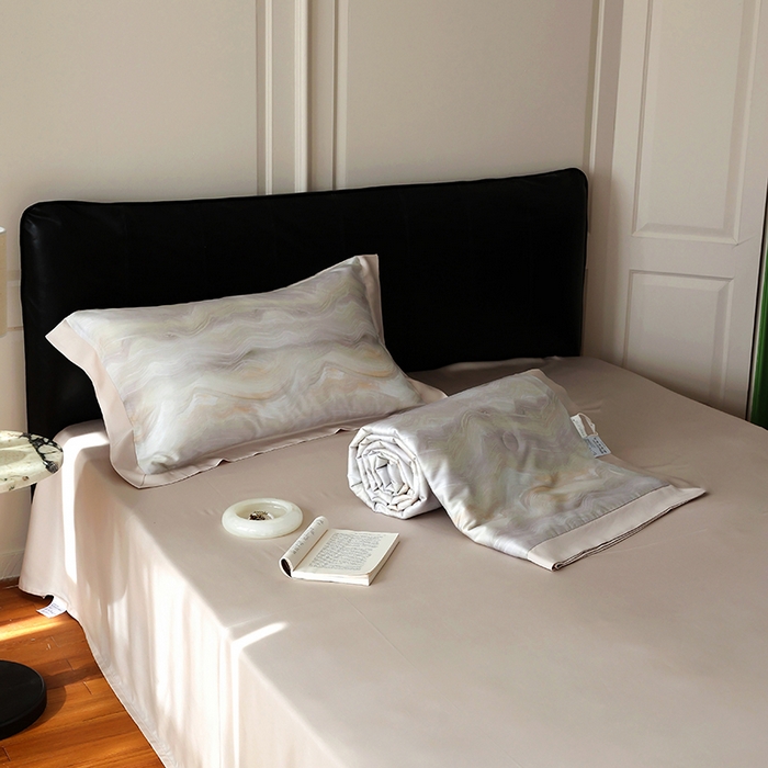 91家纺网 家纺一手货源 找家纺 久典家居 2026新款20%桑蚕丝+80%聚酯纤维宽边夏被四件套 云梦泽