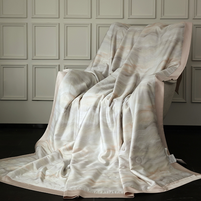 91家纺网 家纺一手货源 找家纺 久典家居 2026新款20%桑蚕丝+80%聚酯纤维宽边夏被四件套 云梦泽