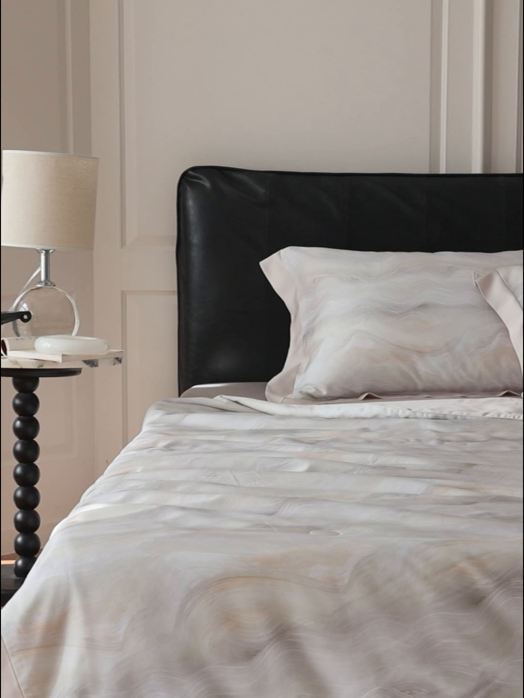 91家纺网 家纺一手货源 找家纺 久典家居 2026新款20%桑蚕丝+80%聚酯纤维宽边夏被四件套 云梦泽