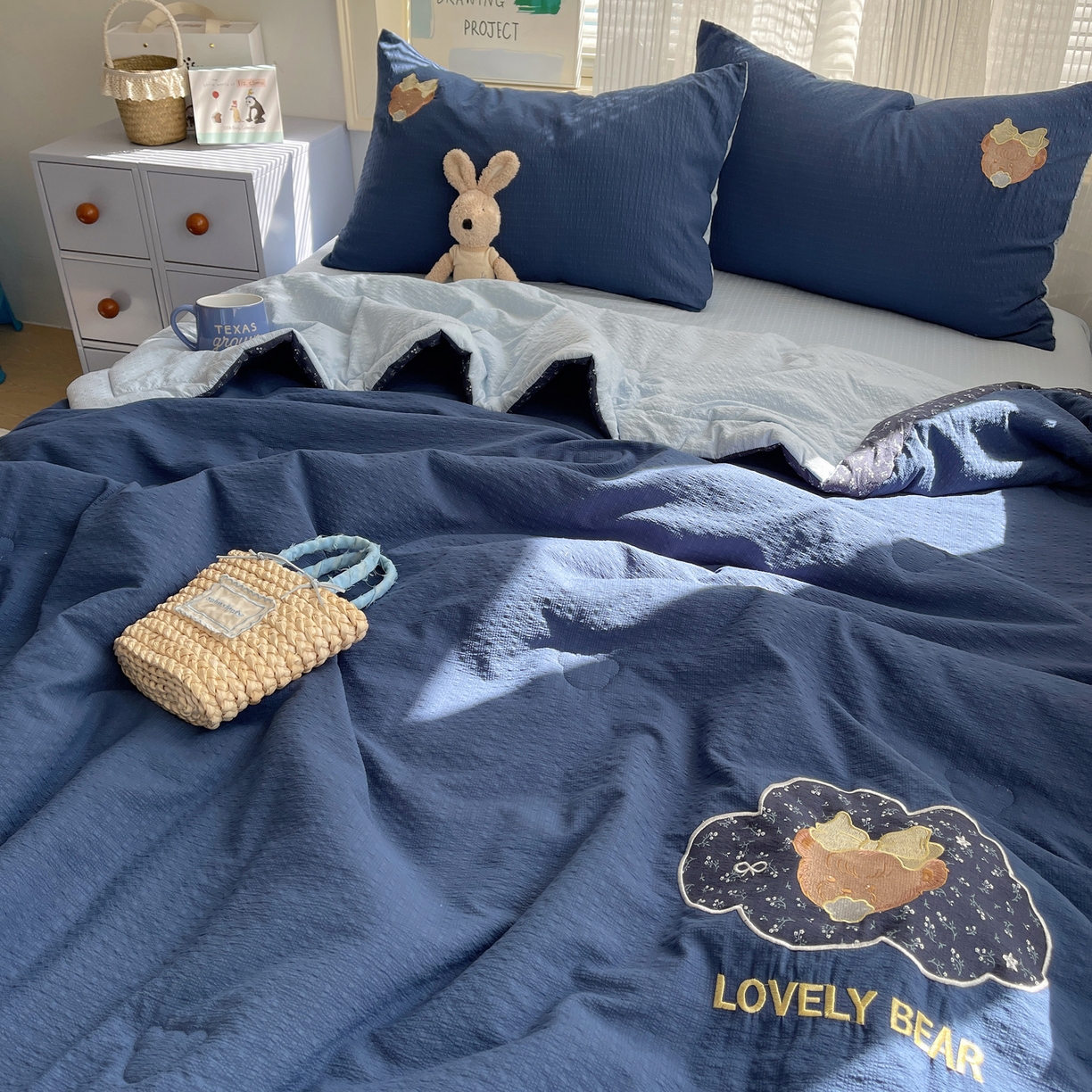 91家纺网 家纺一手货源 找家纺 （总）贝扬思家纺 2026新款泡芙纱夏被夏凉被空调被贴布绣套件@小熊日记系列（可爱到犯规的夏被噜）