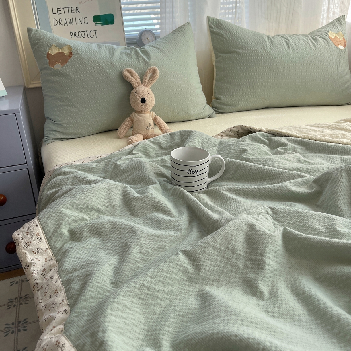 91家纺网 家纺一手货源 找家纺 贝扬思家纺 2026新款泡芙纱夏被夏凉被空调被贴布绣套件@小熊日记系列（可爱到犯规的夏被噜） 小熊日记-绿