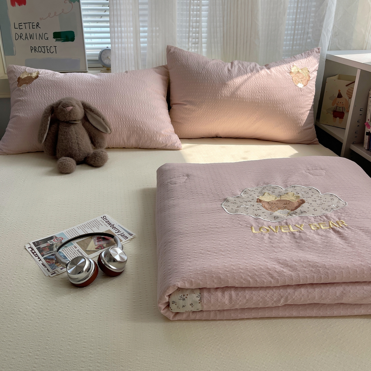 91家纺网 家纺一手货源 找家纺 （总）贝扬思家纺 2026新款泡芙纱夏被夏凉被空调被贴布绣套件@小熊日记系列（可爱到犯规的夏被噜）