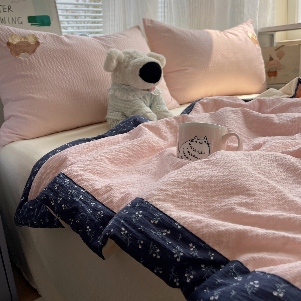 91家纺网 家纺一手货源 找家纺 贝扬思家纺 2026新款泡芙纱夏被夏凉被空调被贴布绣套件@小熊日记系列（可爱到犯规的夏被噜） 小熊日记-蓝粉