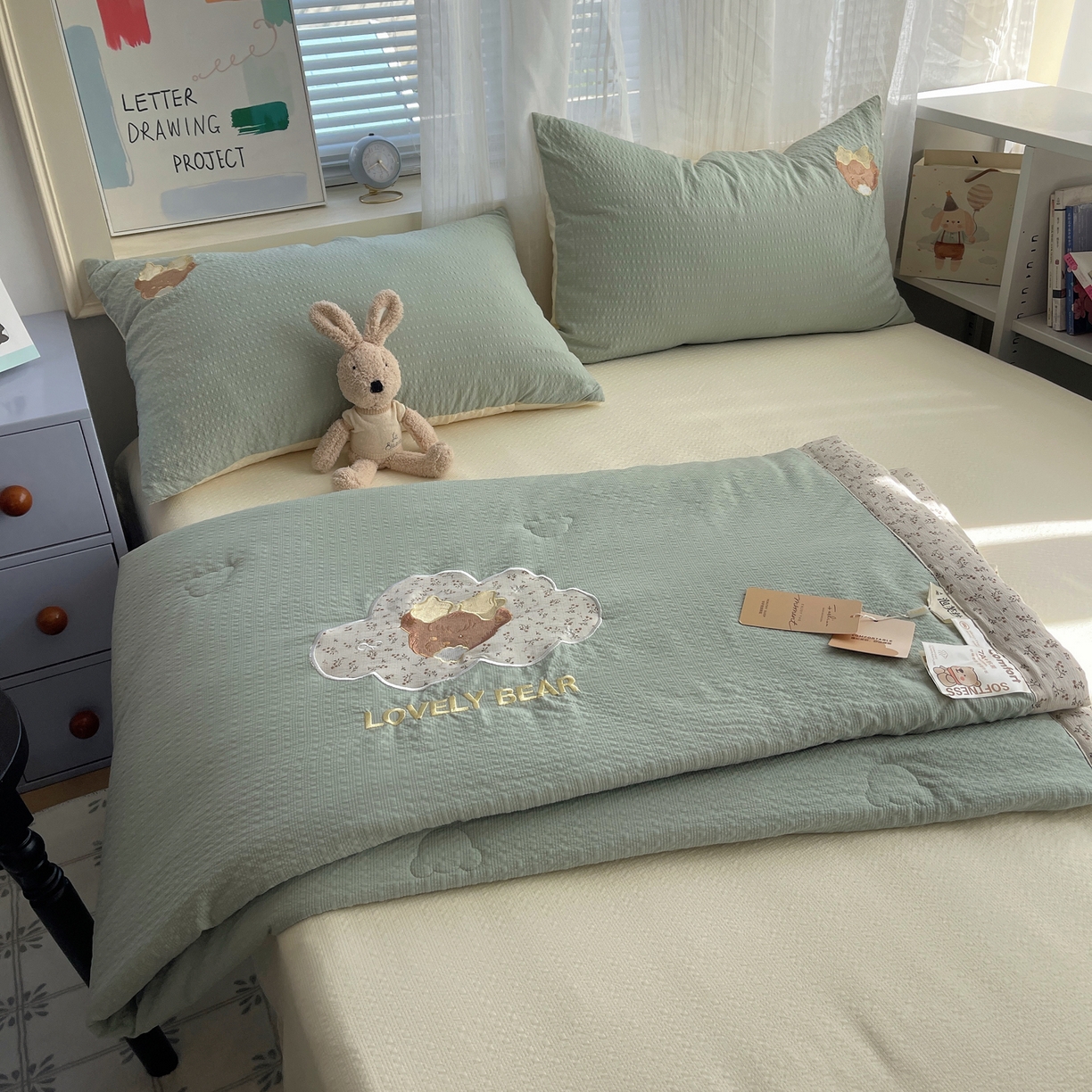 91家纺网 家纺一手货源 找家纺 贝扬思家纺 2026新款泡芙纱夏被夏凉被空调被贴布绣套件@小熊日记系列（可爱到犯规的夏被噜） 小熊日记-绿