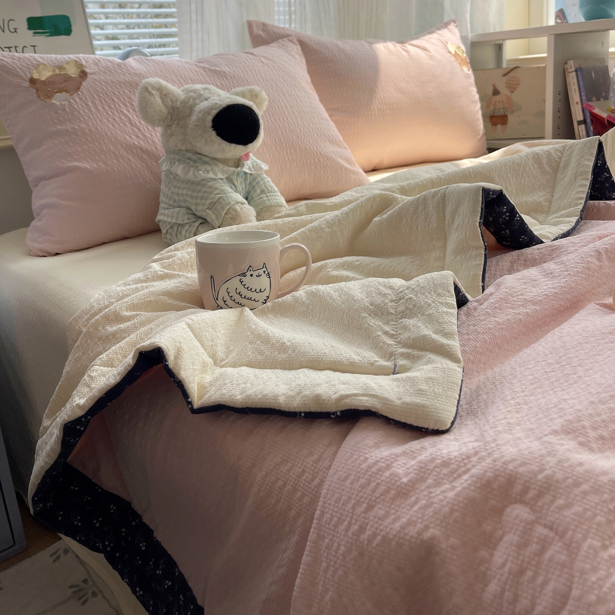 91家纺网 家纺一手货源 找家纺 贝扬思家纺 2026新款泡芙纱夏被夏凉被空调被贴布绣套件@小熊日记系列（可爱到犯规的夏被噜） 小熊日记-蓝粉