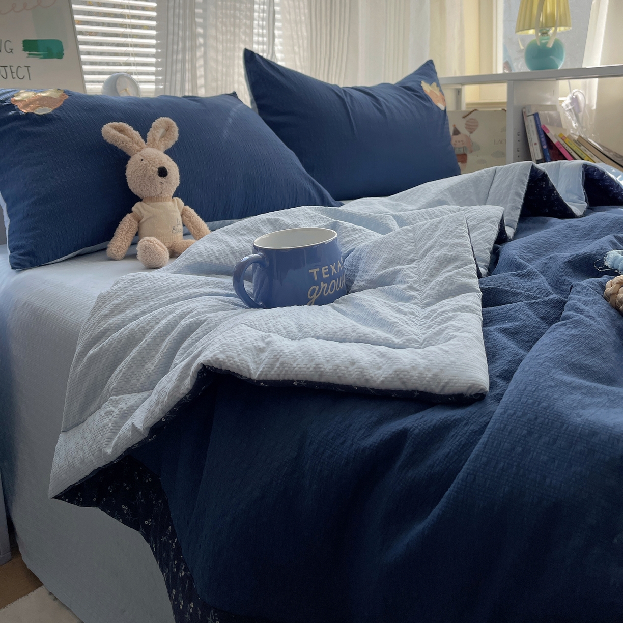 91家纺网 家纺一手货源 找家纺 贝扬思家纺 2026新款泡芙纱夏被夏凉被空调被贴布绣套件@小熊日记系列（可爱到犯规的夏被噜） 小熊日记-藏青