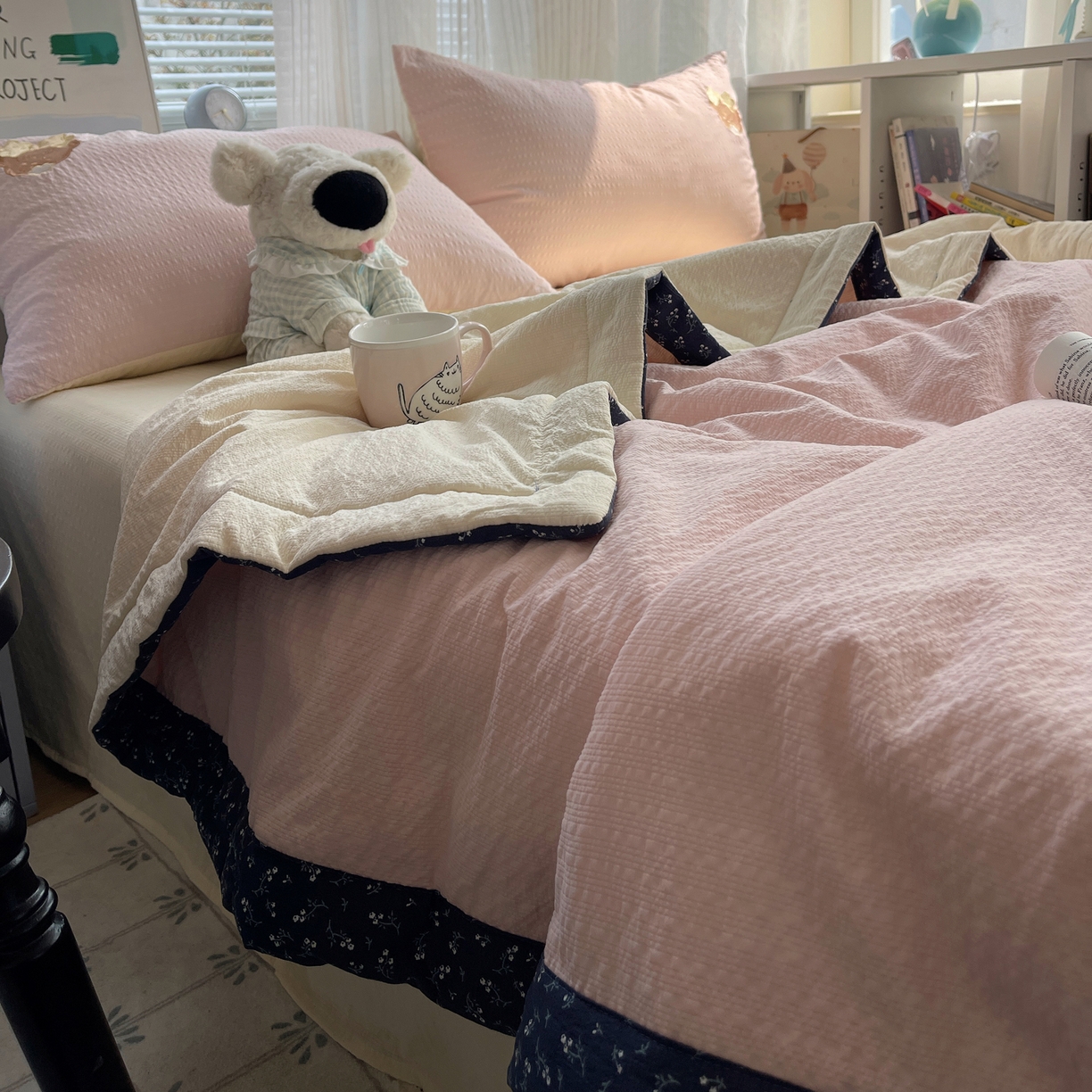 91家纺网 家纺一手货源 找家纺 贝扬思家纺 2026新款泡芙纱夏被夏凉被空调被贴布绣套件@小熊日记系列（可爱到犯规的夏被噜） 小熊日记-蓝粉