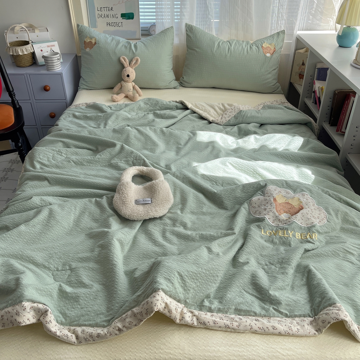 91家纺网 家纺一手货源 找家纺 贝扬思家纺 2026新款泡芙纱夏被夏凉被空调被贴布绣套件@小熊日记系列（可爱到犯规的夏被噜） 小熊日记-绿