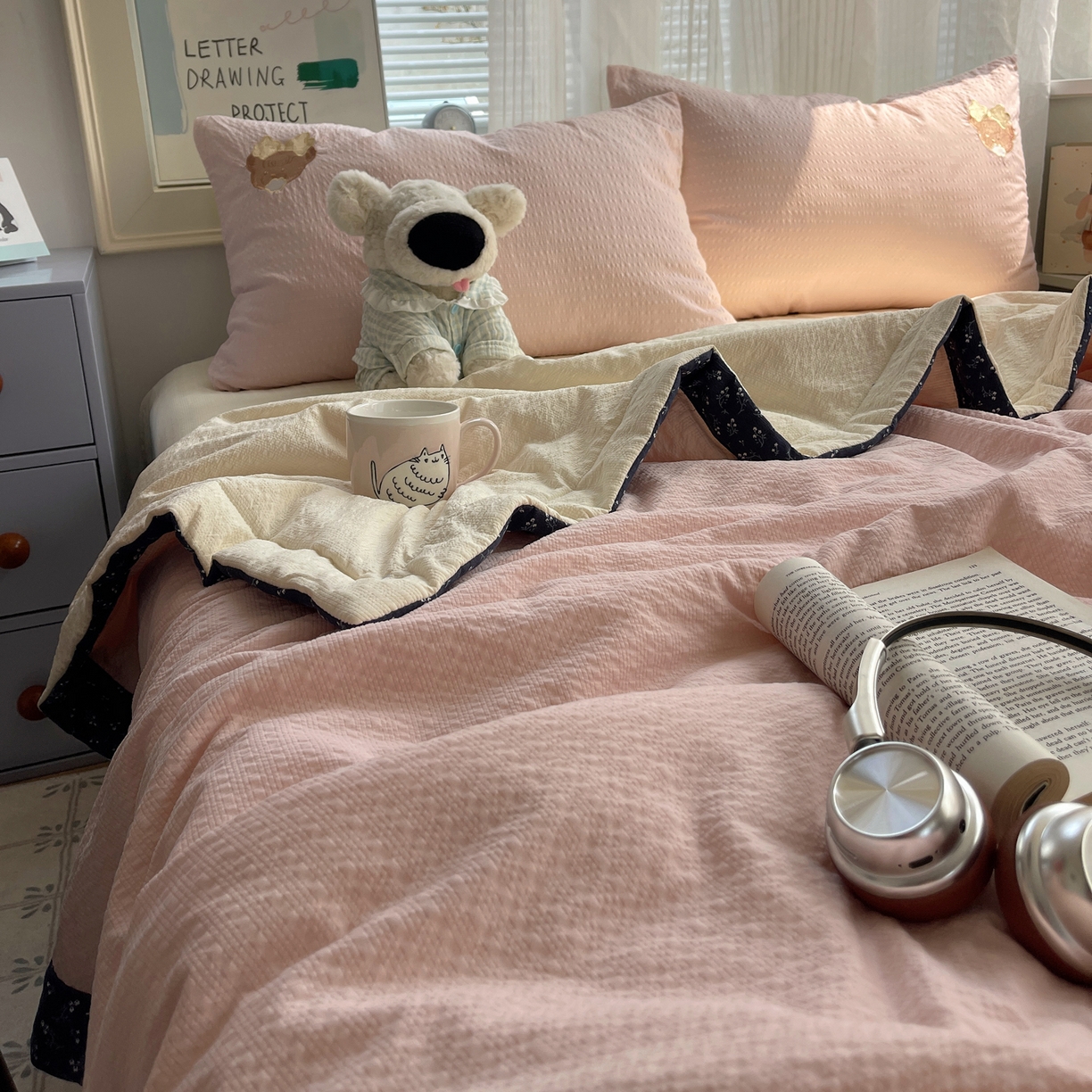 91家纺网 家纺一手货源 找家纺 贝扬思家纺 2026新款泡芙纱夏被夏凉被空调被贴布绣套件@小熊日记系列（可爱到犯规的夏被噜） 小熊日记-蓝粉