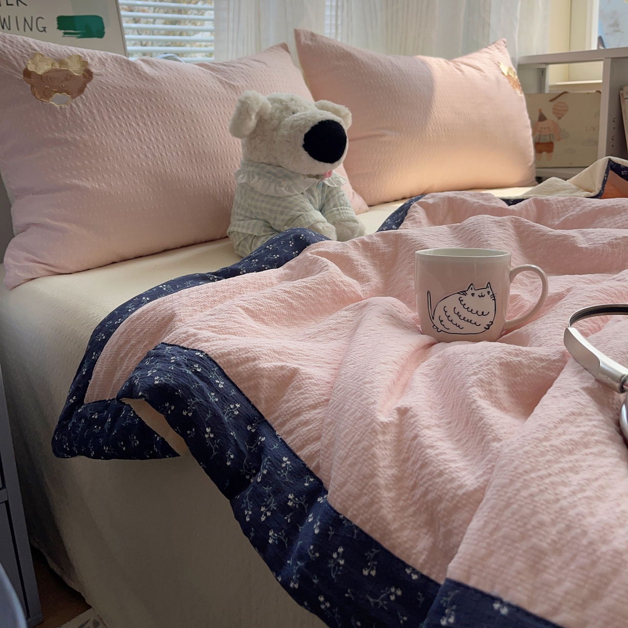 91家纺网 家纺一手货源 找家纺 贝扬思家纺 2026新款泡芙纱夏被夏凉被空调被贴布绣套件@小熊日记系列（可爱到犯规的夏被噜） 小熊日记-蓝粉