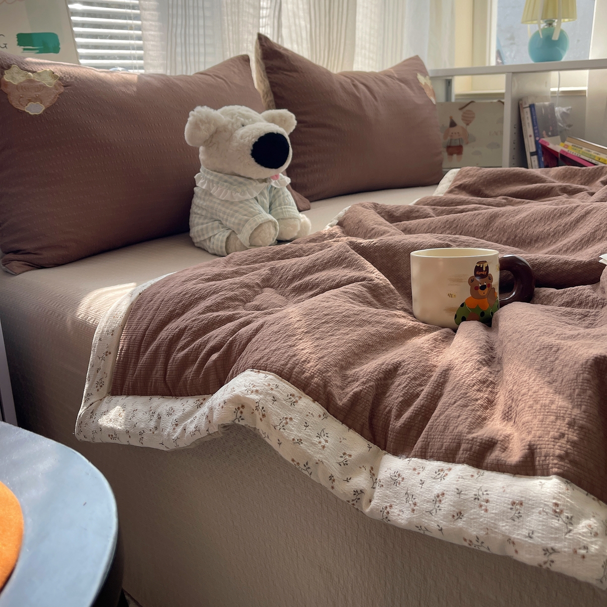 91家纺网 家纺一手货源 找家纺 贝扬思家纺 2026新款泡芙纱夏被夏凉被空调被贴布绣套件@小熊日记系列（可爱到犯规的夏被噜） 小熊日记-咖