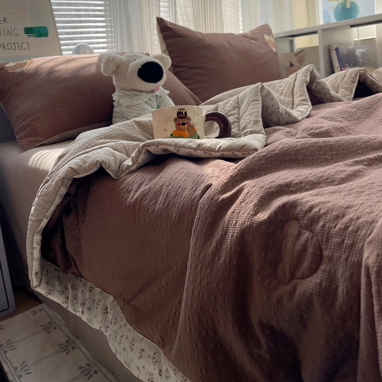 91家纺网 家纺一手货源 找家纺 贝扬思家纺 2026新款泡芙纱夏被夏凉被空调被贴布绣套件@小熊日记系列（可爱到犯规的夏被噜） 小熊日记-咖