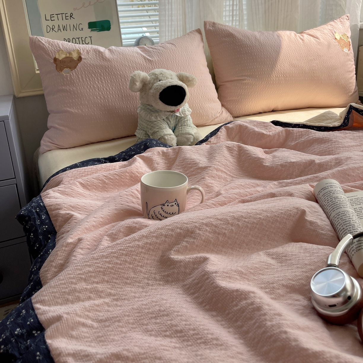 91家纺网 家纺一手货源 找家纺 贝扬思家纺 2026新款泡芙纱夏被夏凉被空调被贴布绣套件@小熊日记系列（可爱到犯规的夏被噜） 小熊日记-蓝粉